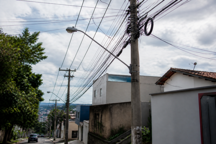 Copel regulariza cabos de internet e telefonia em Arapongas nesta quinta