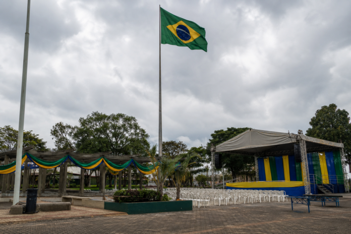 Arapongas celebra Semana da Pátria com hasteamento de bandeiras e desfile cívico