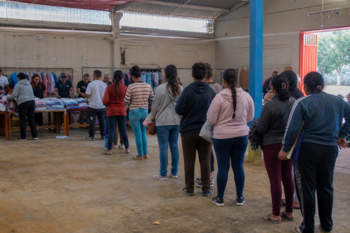 Paranaguá distribui roupas em Varal Solidário em dois pontos da cidade