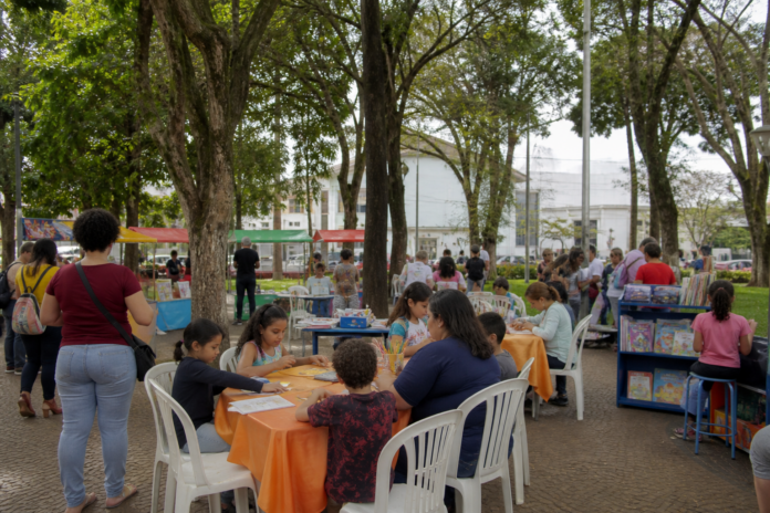 21ª Feira do Livro de Foz do Iguaçu tem 20 oficinas culturais na Praça da Paz