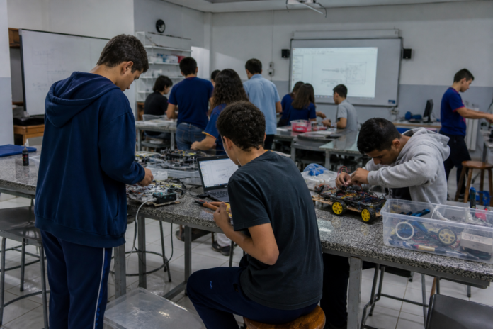 Alunos de Maringá criam robôs com materiais recicláveis e aprendem a resolver problemas