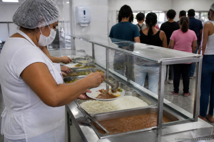 Compulsão alimentar e fome emocional: entenda a diferença e como lidar