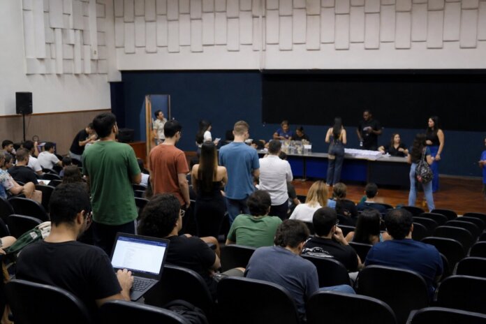 UEM transmite ao vivo apuração de votos para reitor nesta terça