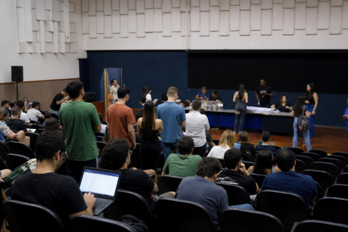 UEM transmite ao vivo apuração de votos para reitor nesta terça