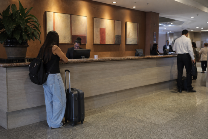 PAT de Guaíra abre 2 vagas de emprego para recepcionista e vendedor