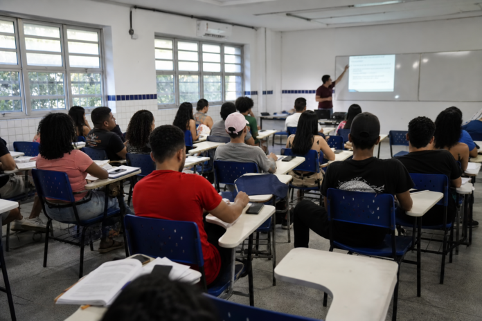 Mostra de Profissões em Guarapuava, estudantes conhecem carreiras na prática