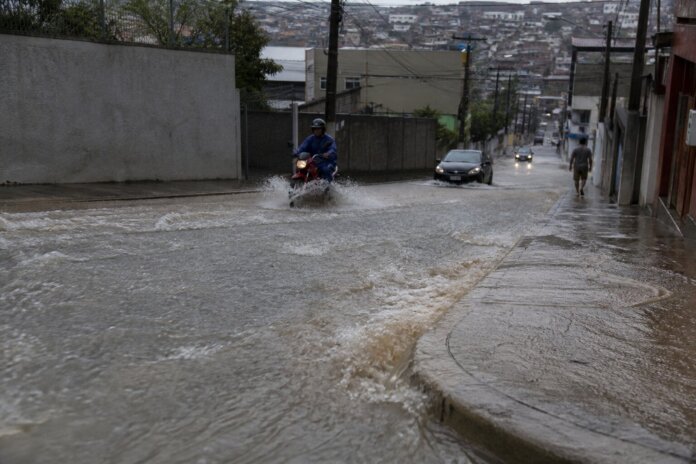 Chuva de 42 mm atinge Paranavaí, Defesa Civil monitora previsão de novos temporais