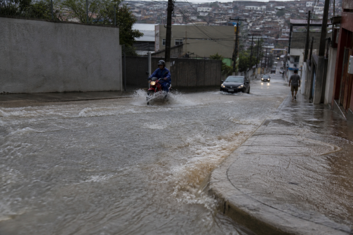 Chuva de 42 mm atinge Paranavaí, Defesa Civil monitora previsão de novos temporais