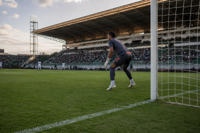 Filho de ex-atacante do Londrina estreia no gol 25 anos após foto no colo do pai