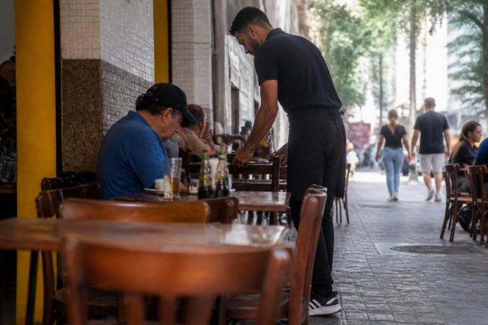Londrina debate regras para mesas e vagas de estacionamento em bares e restaurantes