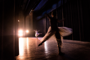Dança moderna e Studio Ágape agitam Teatro da Praça em Araucária esta semana