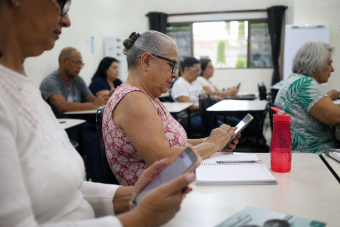 Foz do Iguaçu abre 40 vagas em curso de tecnologia para maiores de 60 anos