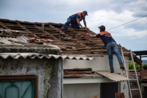 Defesa Civil distribui 10,2 mil telhas após temporais em 79 municípios do Paraná