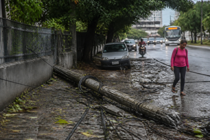 Cambé tem 259 casas sem energia após temporal