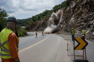 Quatro detonações de rochas fecham rodovias do Paraná nesta quinta
