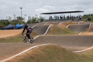 Piloto de Toledo conquista 4 títulos em BMX em Poços de Caldas