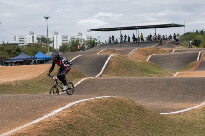 Piloto de Toledo conquista 4 títulos em BMX em Poços de Caldas