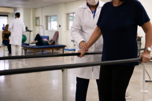 Castro faz triagem em massa de pacientes esperando por Fisioterapia