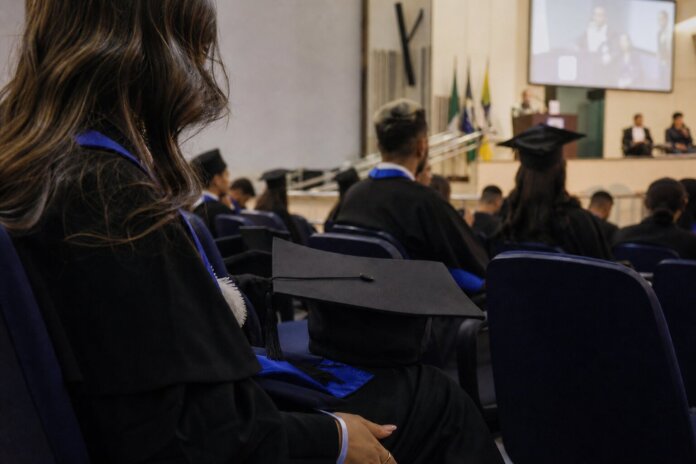 Unipar forma 356 novos profissionais em Guaíra e mais 24 cidades