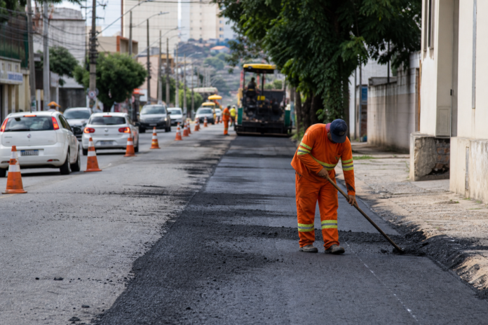 Rua Benjamin Negoseki em São José dos Pinhais recebe novo asfalto em 1,2 km