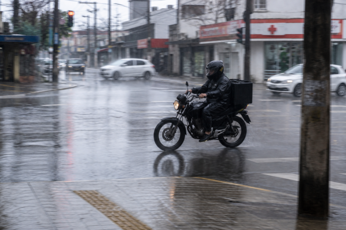 Entregador espera 20 minutos sob chuva e cliente não agradece