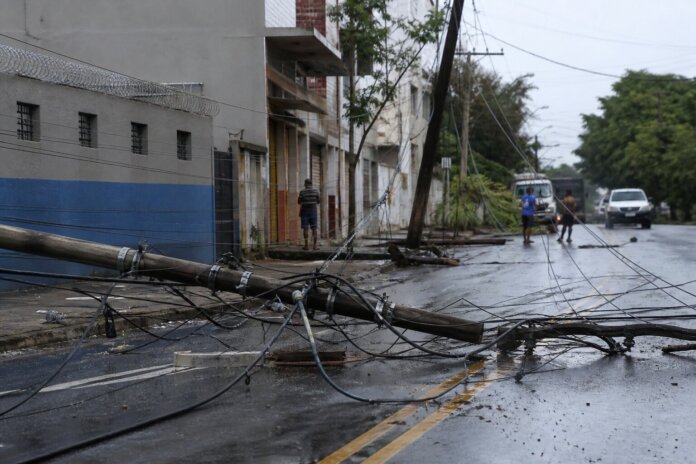Copel mobiliza 60 profissionais para restabelecer energia em Cianorte após temporal