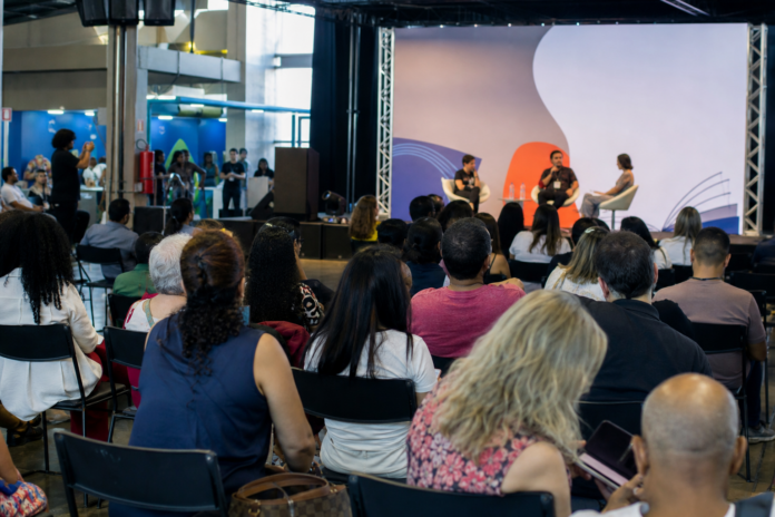 Escritora lança livro sobre experiências de mulheres negras na Feira do Livro de Foz do Iguaçu
