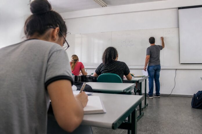 UTFPR abre vaga de professor em Francisco Beltrão com salário até R$ 8,3 mil
