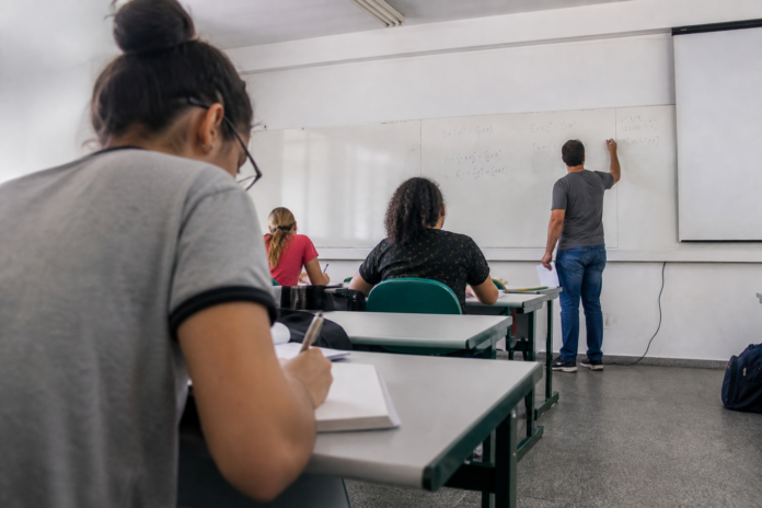 UTFPR abre vaga de professor em Francisco Beltrão com salário até R$ 8,3 mil