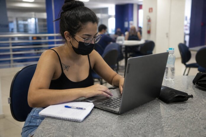 Plataforma gratuita oferece correção automática de redação para quem estuda para o Enem