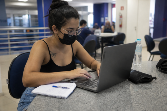 Plataforma gratuita oferece correção automática de redação para quem estuda para o Enem