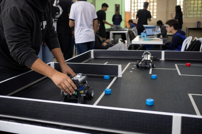 Paraná reúne 128 alunos em 1º Torneio de Robótica da rede estadual