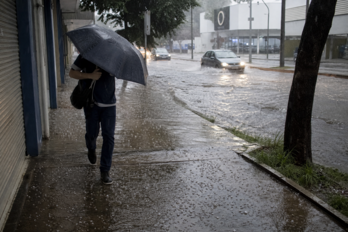 Chuva deixa 30 ocorrências em Guarapuava, Defesa Civil distribui lonas