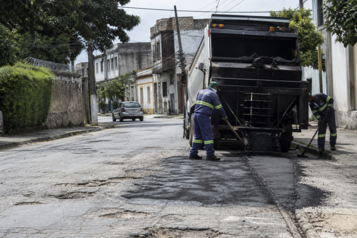 Foz do Iguaçu recebe caminhão de R$ 1,445 milhão para acelerar tapa-buracos