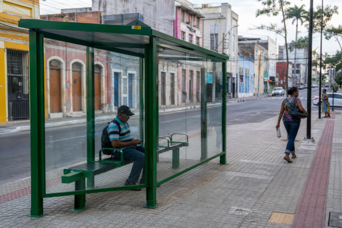 Paranaguá instala novos pontos de ônibus com estrutura em vidro e assentos