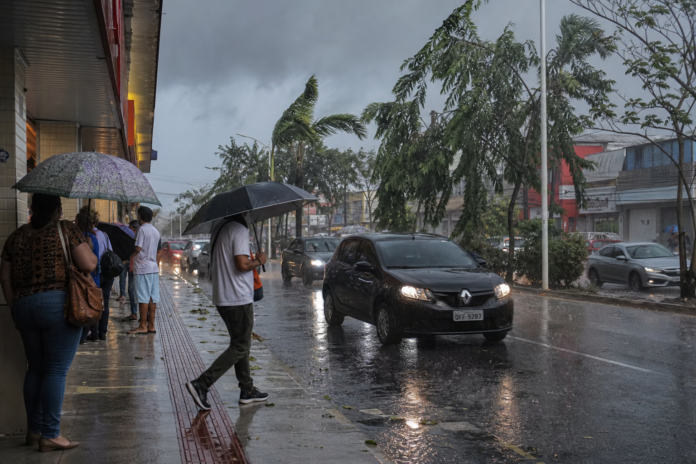 Ponta Grossa tem alerta de tempestade nesta sexta com chuva e ventos até 60 km/h
