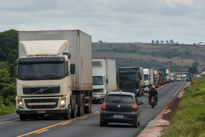 Caminhões grandes têm circulação restrita nas rodovias do Paraná durante feriado de 7 de setembro
