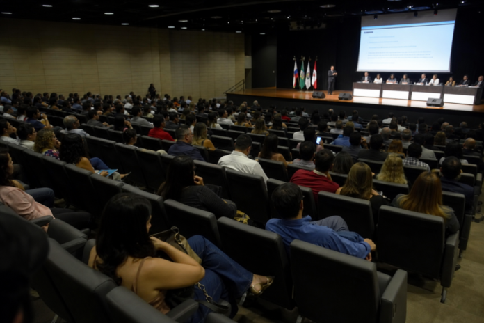 Unioeste reúne 200 servidores em seminário sobre processos disciplinares e saúde mental