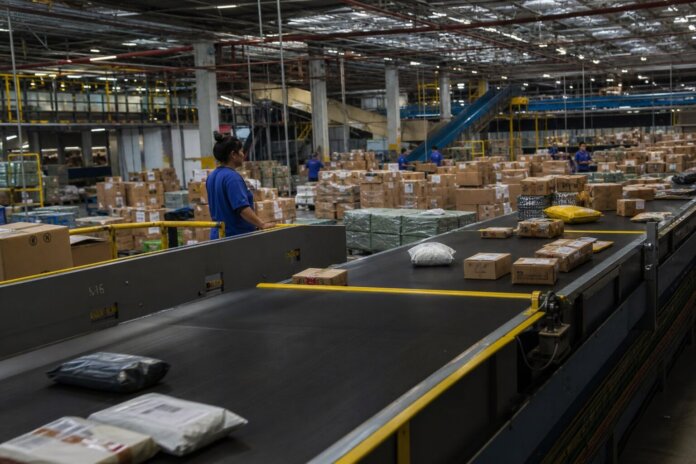 Amazon abre primeiro centro de distribuição na Grande Curitiba com 708 empregos