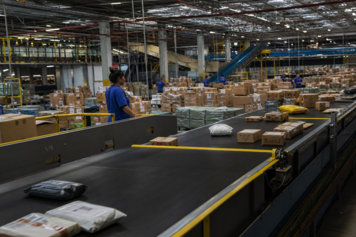 Amazon abre primeiro centro de distribuição na Grande Curitiba com 708 empregos