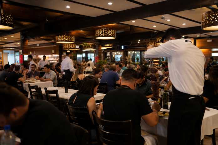 Jantar beneficente em Foz do Iguaçu arrecada recursos para projeto social com crianças