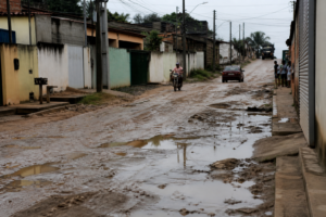 Colombo solicita asfalto e calçadas na Rua Reynaldo Gasparin, no Bacaetava