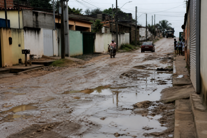 Colombo solicita asfalto e calçadas na Rua Reynaldo Gasparin, no Bacaetava