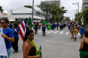 Desfile de 7 de Setembro em Apucarana reúne mais de 90 entidades na Avenida Curitiba
