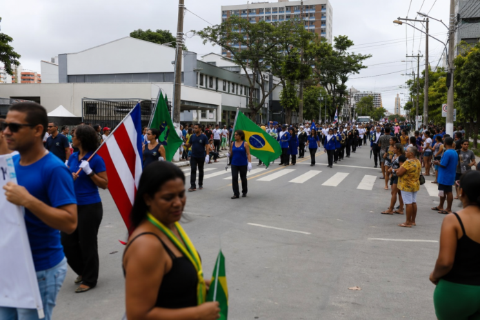 Desfile de 7 de Setembro em Apucarana reúne mais de 90 entidades na Avenida Curitiba