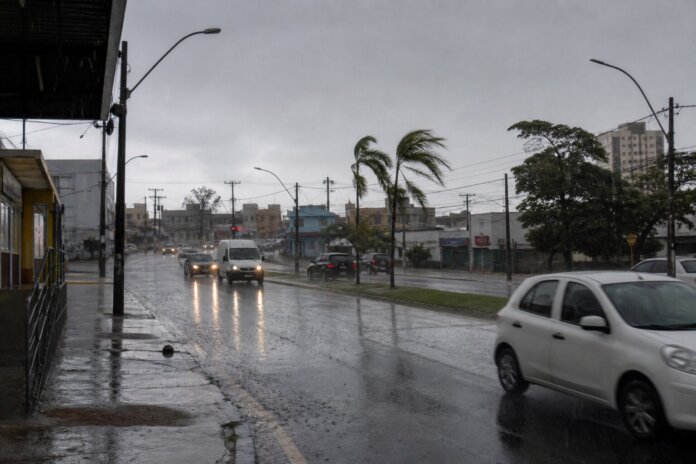 Frente fria traz chuvas intensas para sete estados neste fim de semana