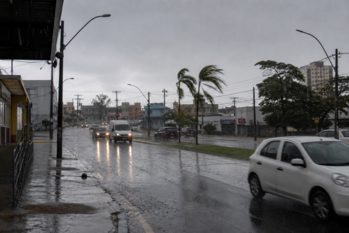 Frente fria traz chuvas intensas para sete estados neste fim de semana