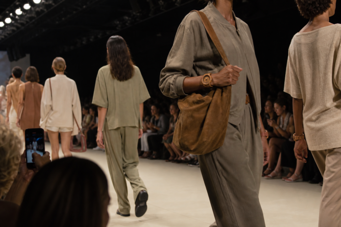 Marca de Campo Mourão leva relógio de madeira à São Paulo Fashion Week