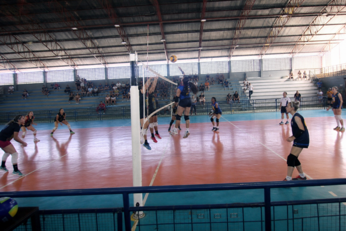 Voleibol em Ponta Grossa: 8 equipes disputam títulos nas finais