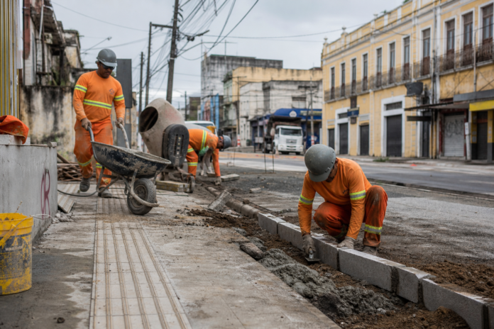 Ponta Grossa segue com obras em calçadas, iluminação e drenagem em diversos bairros